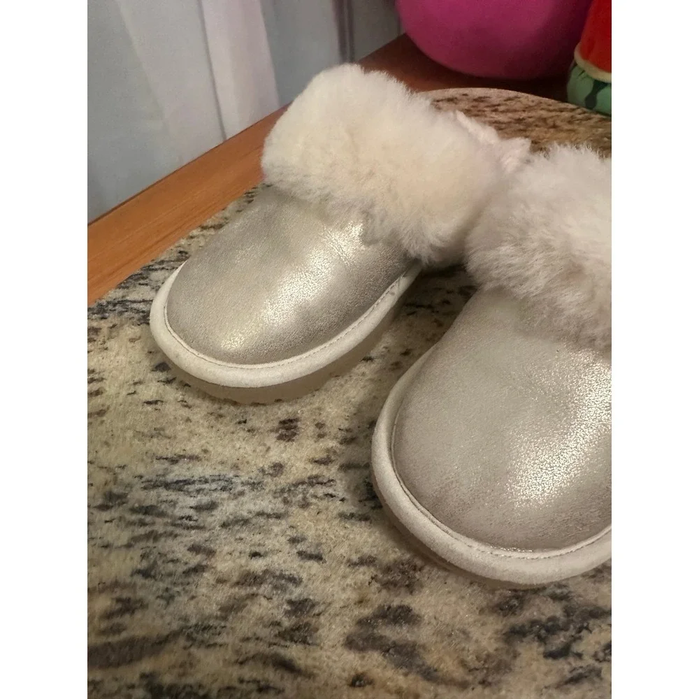 UGG Kids Classic II Cozy Metallic Shearling Lined Slides In‎ Gold
